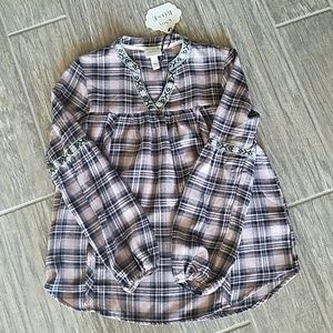 Nwt beautiful v-neck blouse by Knox Rose